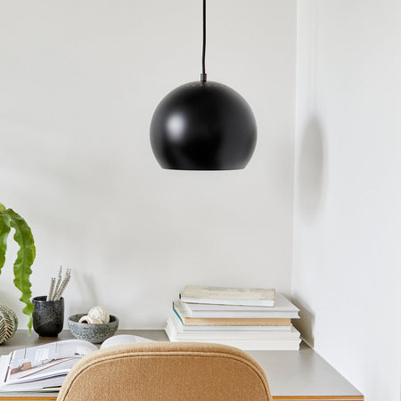    Ball_25_cm_pendant_black_lifestyle_DNC